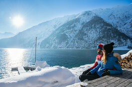 Pärchen in der Sonne mit Blick auf den Achensee.